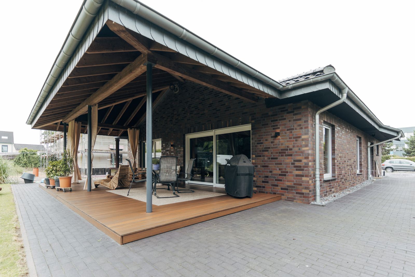 Bungalow mit Klinkerfassade und überdachter Terrasse