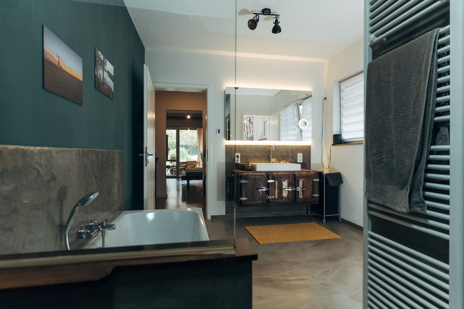 Badezimmer mit freistehender Wanne und dunkelgrüner Wand